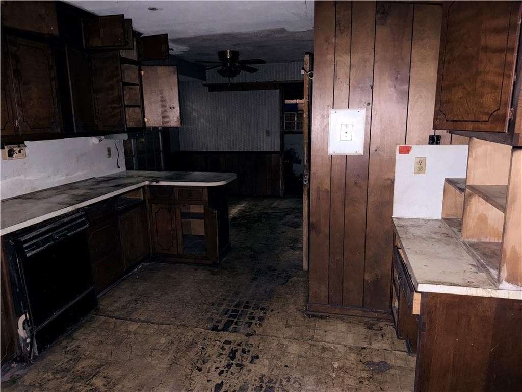 3 bedroom, 2 bathroom, 1,789 sq ft single family residence under contract at 1131 S Deshon Road, Lithonia, GA 30058 — photo 9