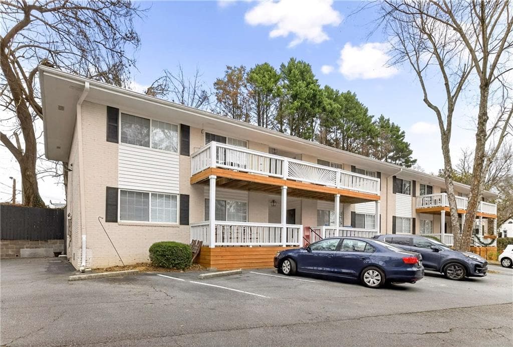 1 bedroom, 1 bathroom, 600 sq ft condominium for sale at 1990 Wellbourne Drive 7, Atlanta, GA 30324 — photo 2