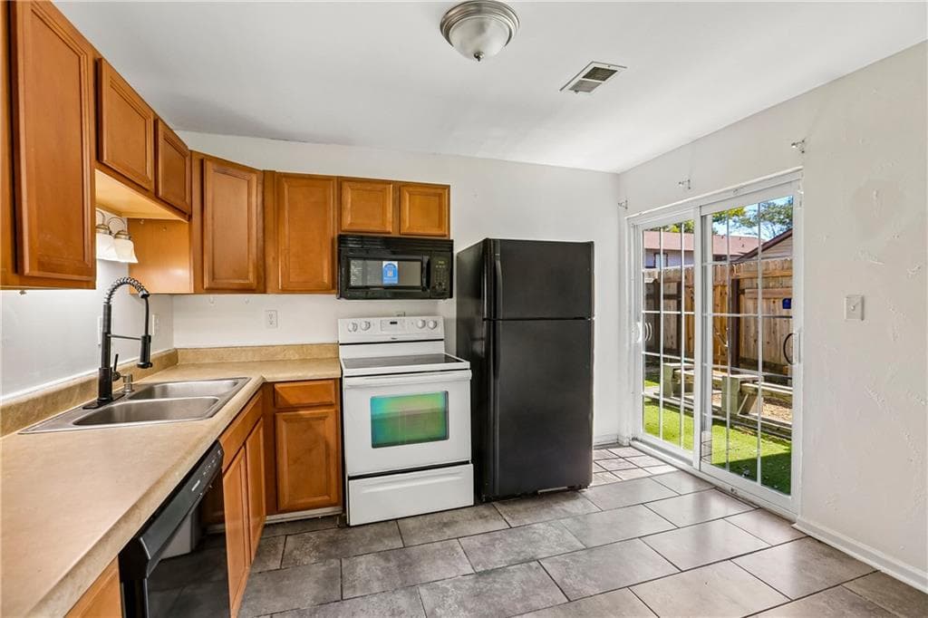 2 bedroom, 2 bathroom, 986 sq ft condominium for sale at 2725 Flintlock Place, Austell, GA 30106 — photo 2