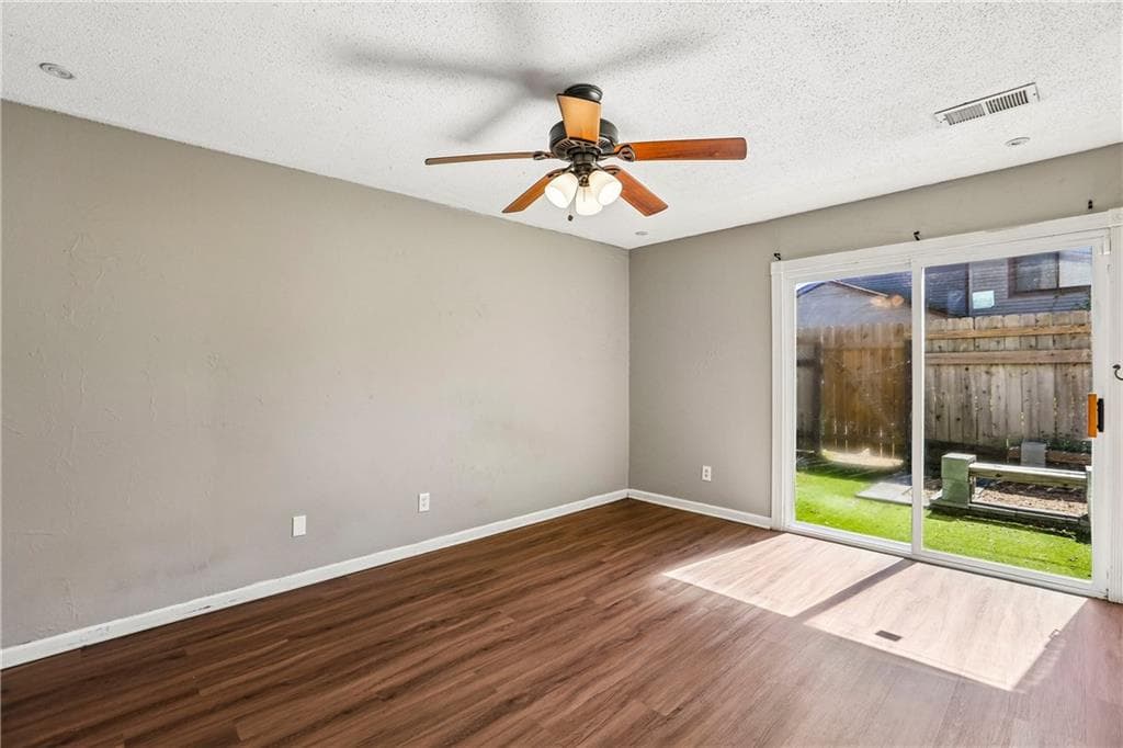 2 bedroom, 2 bathroom, 986 sq ft condominium for sale at 2725 Flintlock Place, Austell, GA 30106 — photo 4