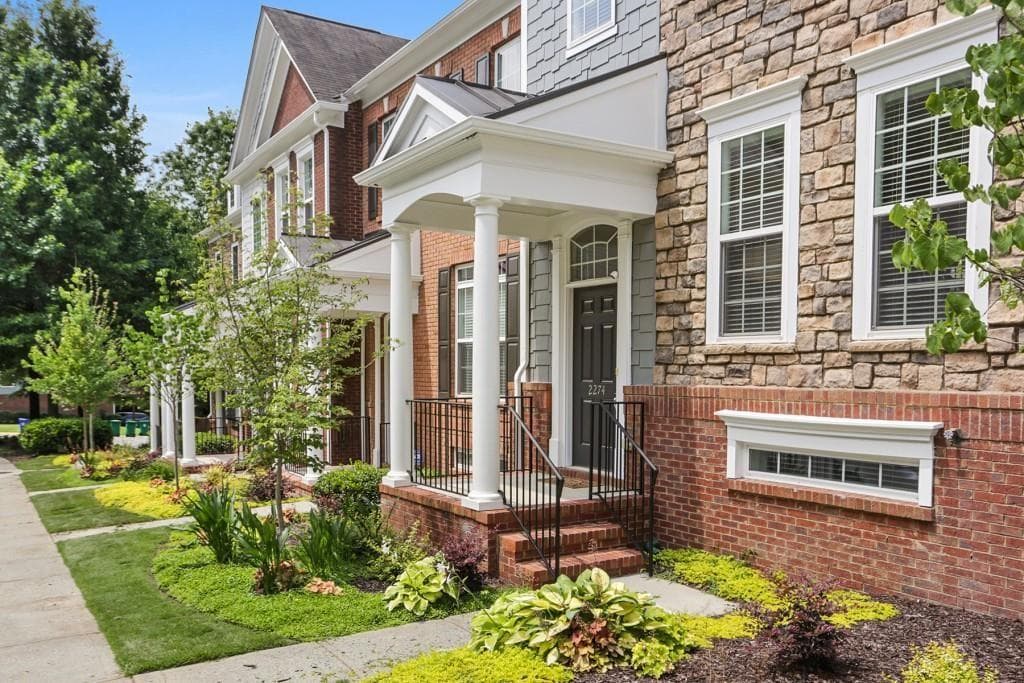 3 bedroom, 4 bathroom, 1,845 sq ft townhouse for sale at 2274 Limehurst Drive, Atlanta, GA 30319 — photo 2