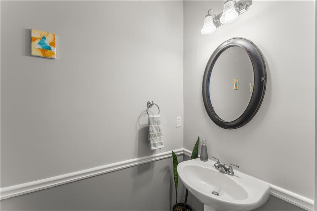 3 bedroom, 3 bathroom, 2,332 sq ft single family residence for sale at 6010 Foxberry Lane, Roswell, GA 30075 — photo 6