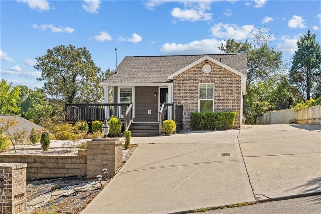 3 bedroom, 2 bathroom, 1,160 sq ft single family residence for sale at 809 W Crawford Street, Dalton, GA 30720