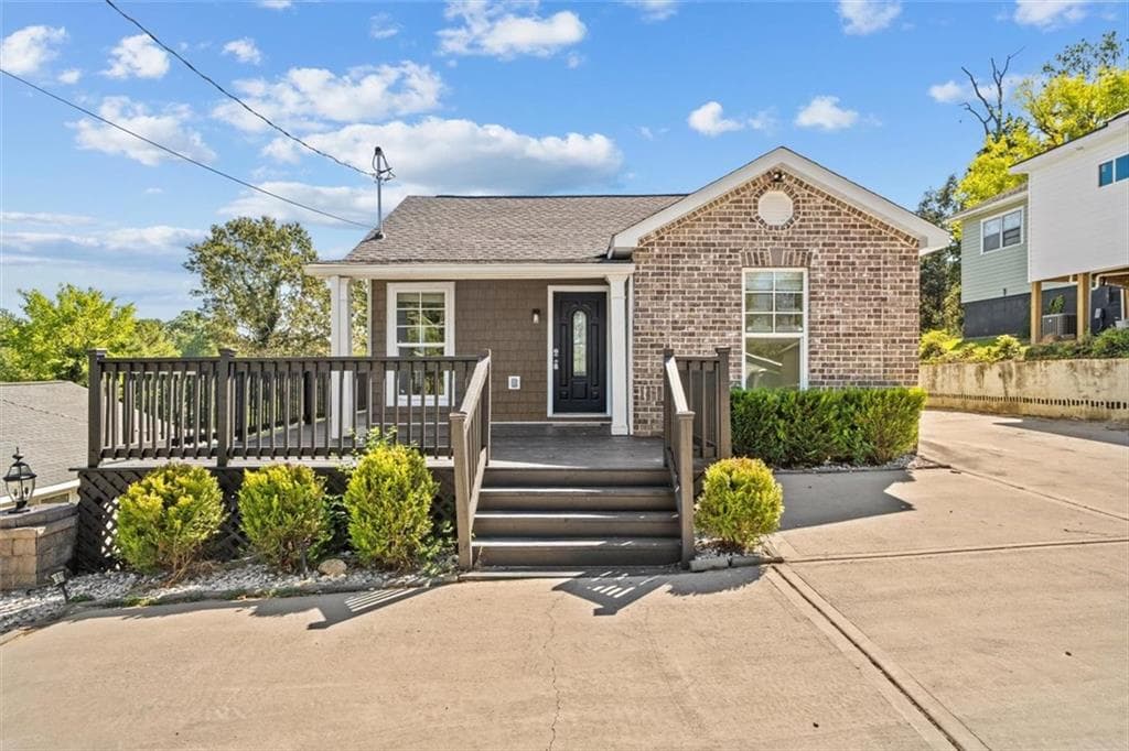 3 bedroom, 2 bathroom, 1,160 sq ft single family residence for sale at 809 W Crawford Street, Dalton, GA 30720 — photo 2