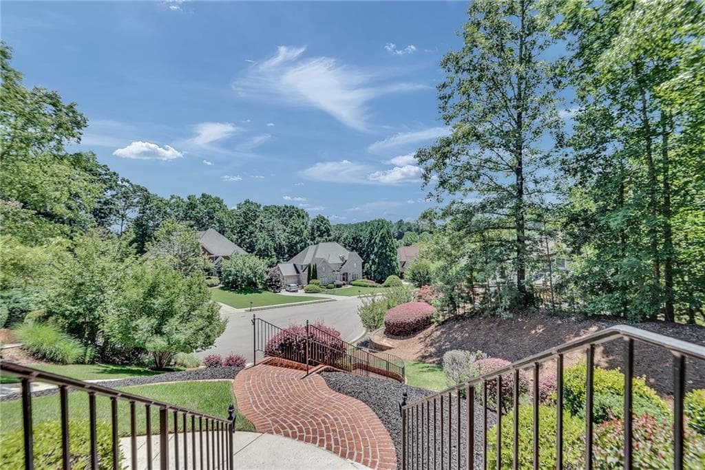 6 bedroom, 6 bathroom, 5,538 sq ft single family residence for sale at 1370 Boomer Circle, Suwanee, GA 30024 — photo 6