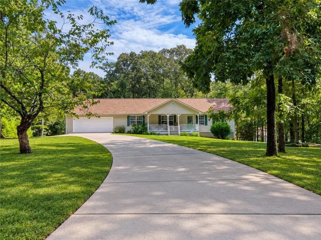3 bedroom, 2 bathroom, 1,674 sq ft single family residence for sale at 333 Long Branch Crossing, Dahlonega, GA 30533 — photo 2