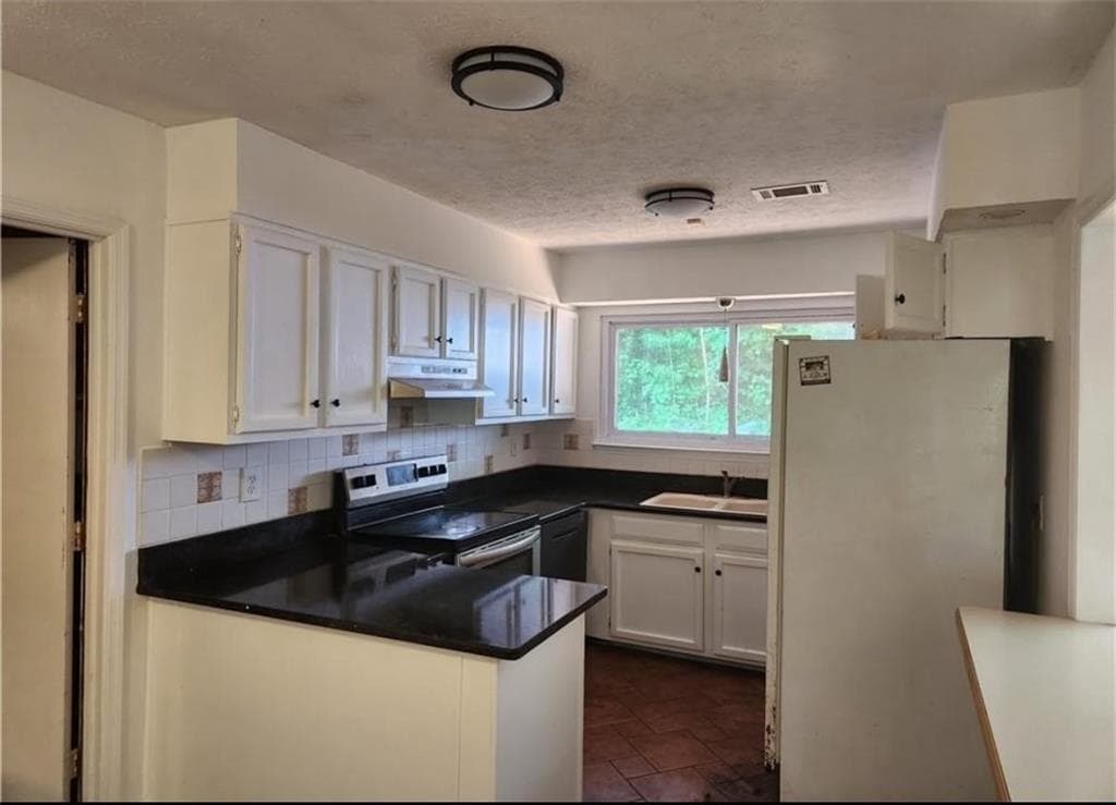 3 bedroom, 2 bathroom, 1,408 sq ft single family residence for sale at 265 Barrington Drive, Roswell, GA 30076 — photo 7
