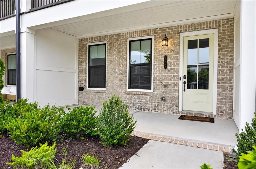 3 bedroom, 4 bathroom, 2,025 sq ft townhouse for sale at 132 Harlow Circle, Roswell, GA 30076 — photo 2
