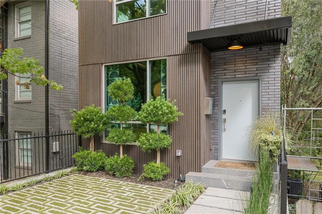 3 bedroom, 3 bathroom, 2,210 sq ft single family residence for sale at 614 Irwin Street, Atlanta, GA 30312 — photo 8