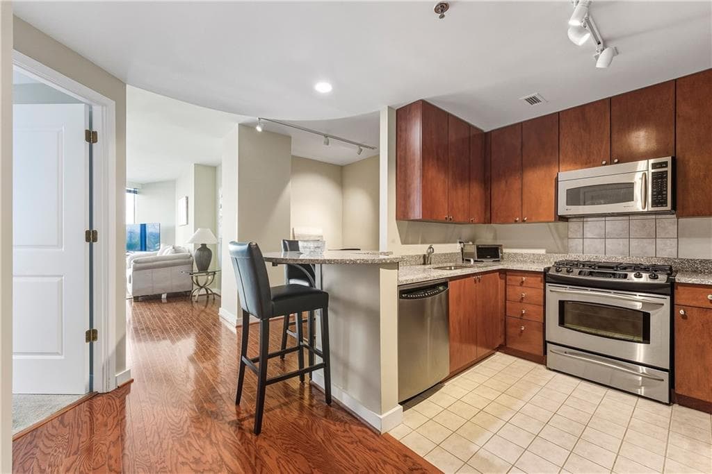 1 bedroom, 1 bathroom, 800 sq ft condominium for sale at 3338 Peachtree Road 505, Atlanta, GA 30326 — photo 2
