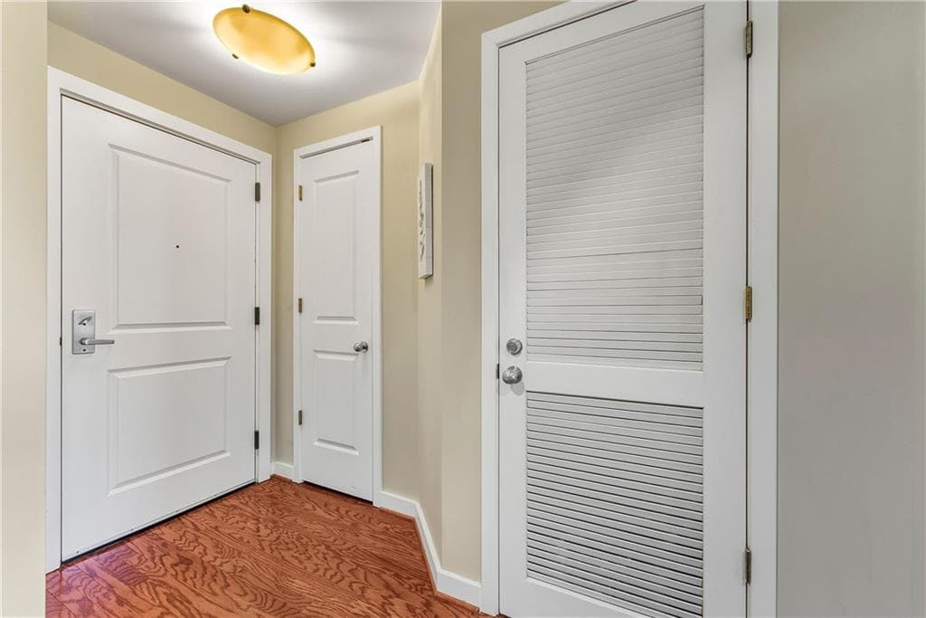 1 bedroom, 1 bathroom, 800 sq ft condominium for sale at 3338 Peachtree Road 505, Atlanta, GA 30326 — photo 3