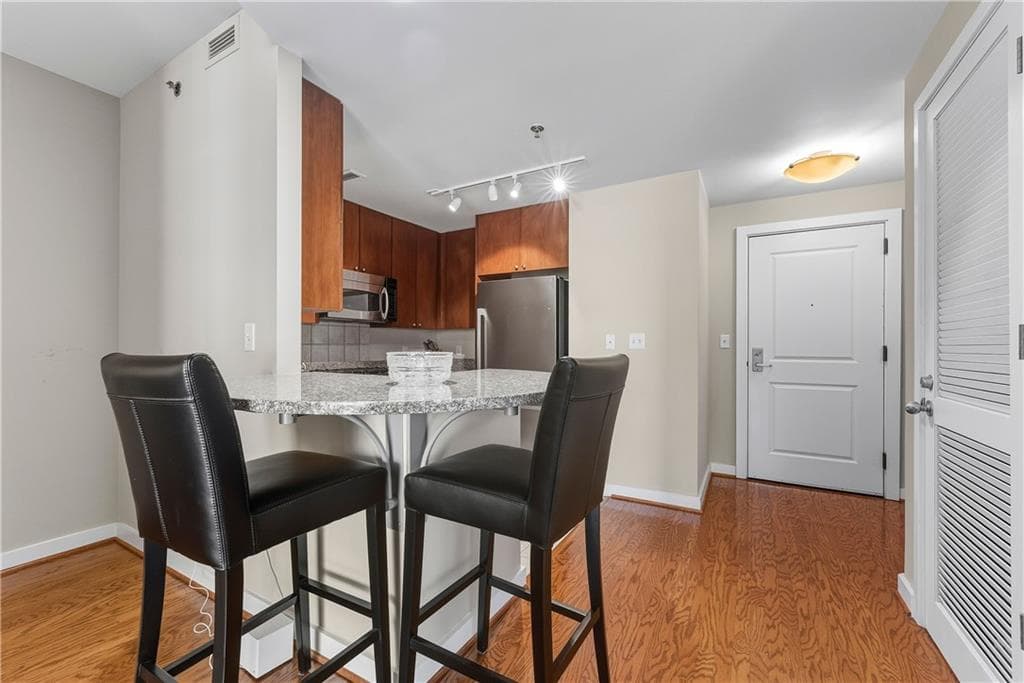 1 bedroom, 1 bathroom, 800 sq ft condominium for sale at 3338 Peachtree Road 505, Atlanta, GA 30326 — photo 4