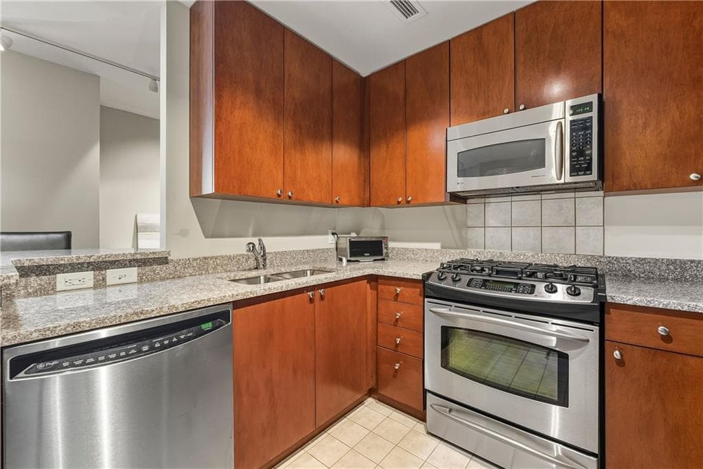 1 bedroom, 1 bathroom, 800 sq ft condominium for sale at 3338 Peachtree Road 505, Atlanta, GA 30326 — photo 6