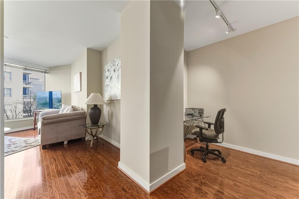 1 bedroom, 1 bathroom, 800 sq ft condominium for sale at 3338 Peachtree Road 505, Atlanta, GA 30326 — photo 7