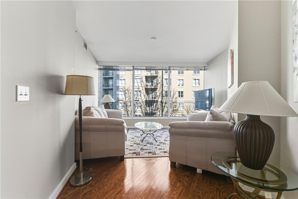 1 bedroom, 1 bathroom, 800 sq ft condominium for sale at 3338 Peachtree Road 505, Atlanta, GA 30326 — photo 9