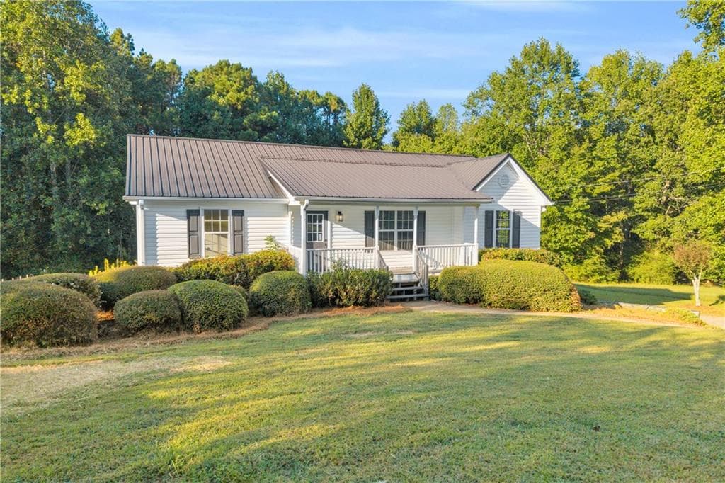 4 bedroom, 3 bathroom, 2,052 sq ft single family residence for sale at 284 Hobson Drive, Jasper, GA 30143 — photo 2