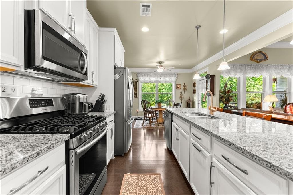 3 bedroom, 2 bathroom, 1,897 sq ft single family residence for sale at 5910 Stellata Circle, Cumming, GA 30028 — photo 9