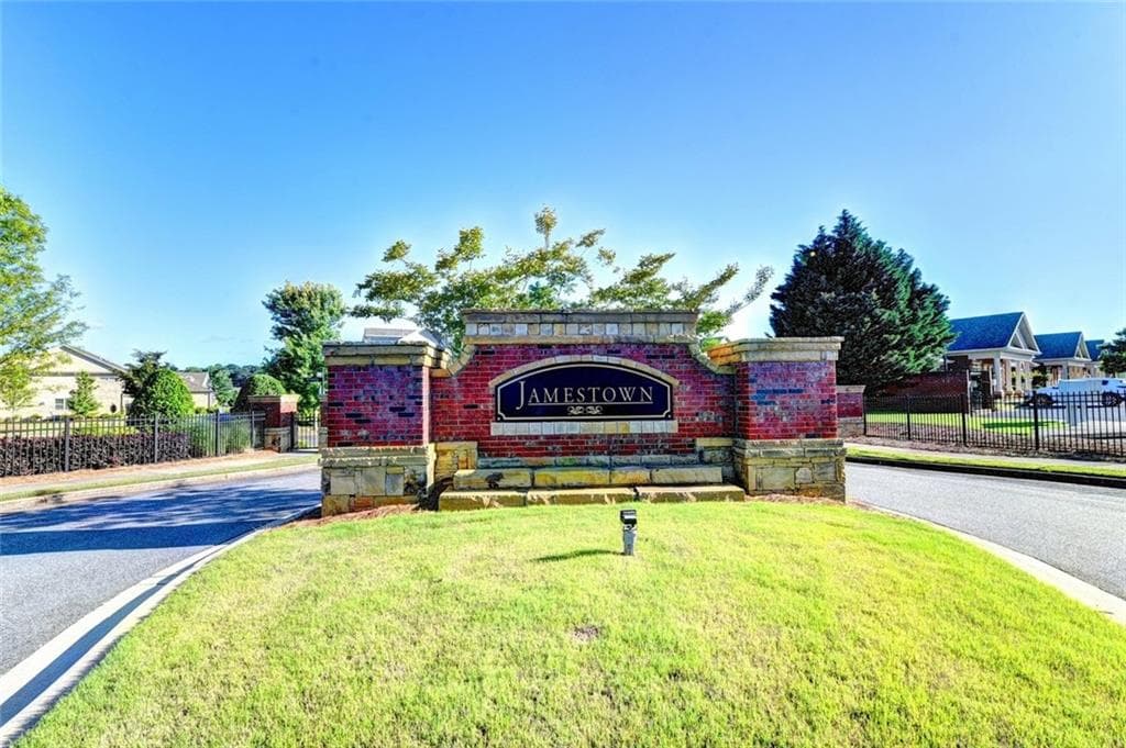 4 bedroom, 4 bathroom, 3,027 sq ft single family residence for sale at 7220 Winthrop Road, Alpharetta, GA 30005 — photo 4