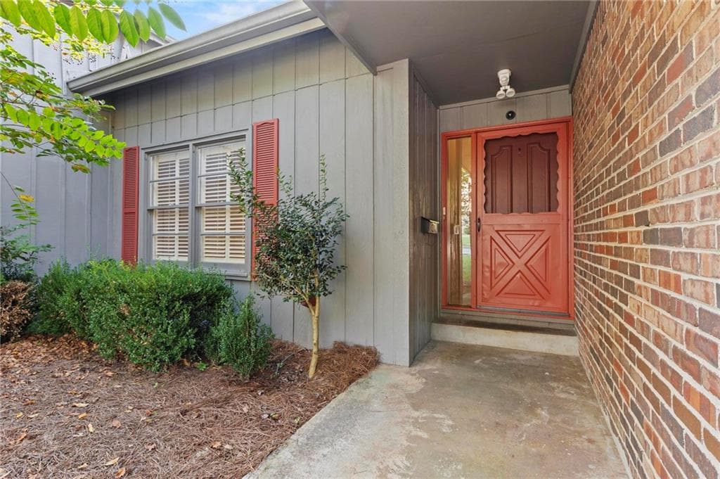 3 bedroom, 3 bathroom, 1,968 sq ft townhouse for sale at 215 Leeward Lane, Roswell, GA 30076 — photo 2
