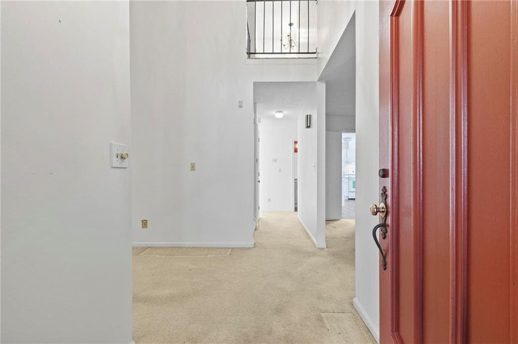 3 bedroom, 3 bathroom, 1,968 sq ft townhouse for sale at 215 Leeward Lane, Roswell, GA 30076 — photo 3
