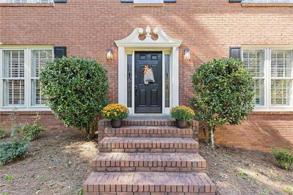 4 bedroom, 3 bathroom, 2,800 sq ft single family residence for sale at 5023 Winford Court, Peachtree Corners, GA 30092 — photo 2