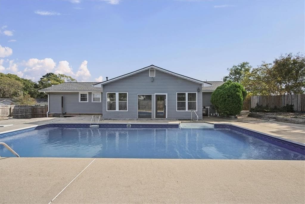 3 bedroom, 2 bathroom, 1,335 sq ft single family residence for sale at 2293 Briarwood Circle, Conyers, GA 30094 — photo 3