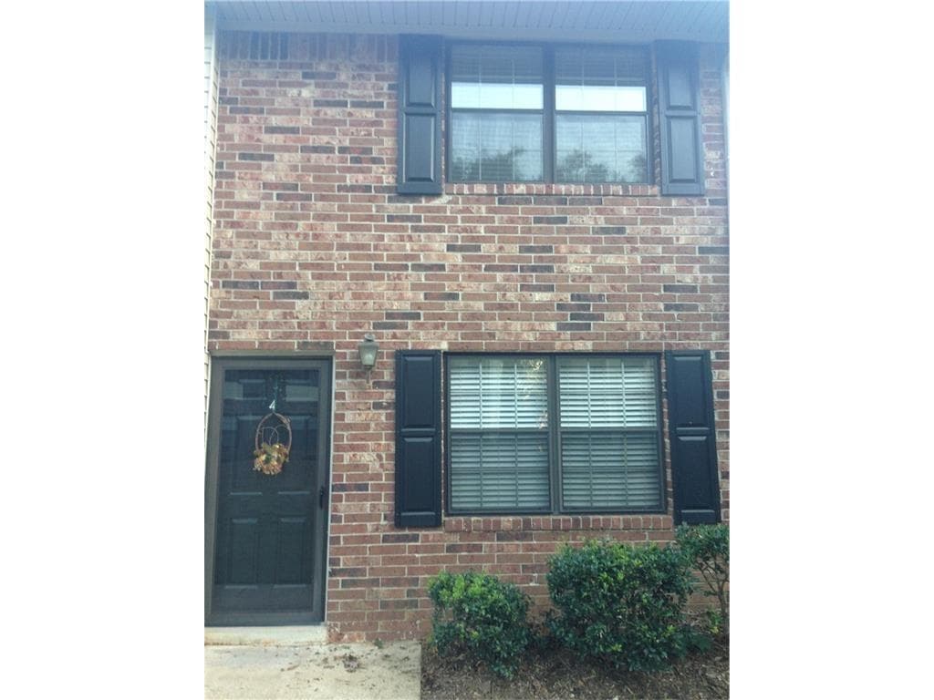2 bedroom, 2 bathroom, 928 sq ft townhouse for rent at 1235 Riverside Drive B 4, Gainesville, GA 30501 for $1,350 a month — photo 1 of 17