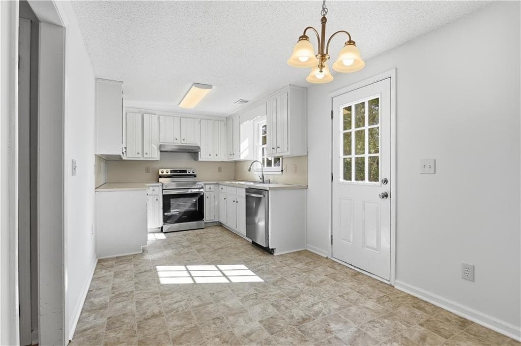 3 bedroom, 3 bathroom, 1,576 sq ft single family residence for sale at 4400 Hidden Meadow Circle, Sugar Hill, GA 30518 — photo 2