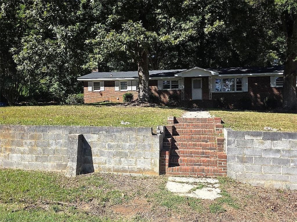 3 bedroom, 2 bathroom, 1,800 sq ft single family residence for sale at 411 Dewberry Lane, Lindale, GA 30147 — photo 2