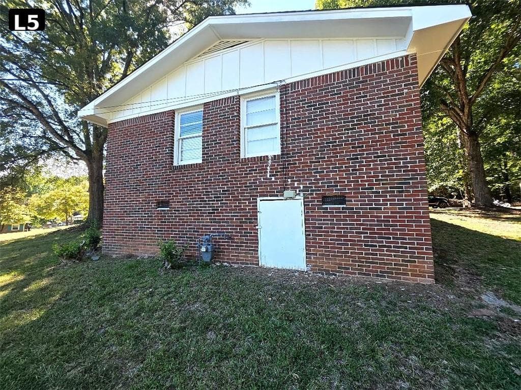 3 bedroom, 2 bathroom, 1,800 sq ft single family residence for sale at 411 Dewberry Lane, Lindale, GA 30147 — photo 6