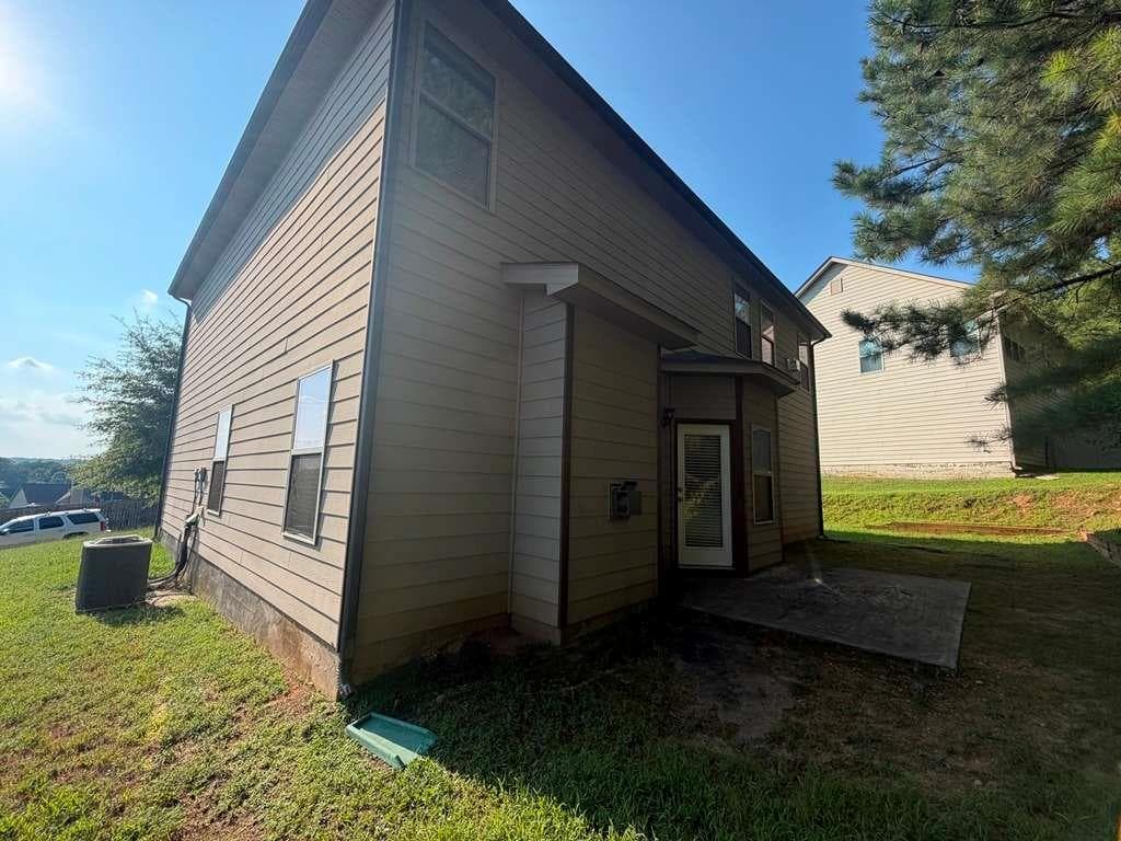 4 bedroom, 3 bathroom, 2,380 sq ft single family residence for sale at 5010 Tower View Trail, Snellville, GA 30039 — photo 4