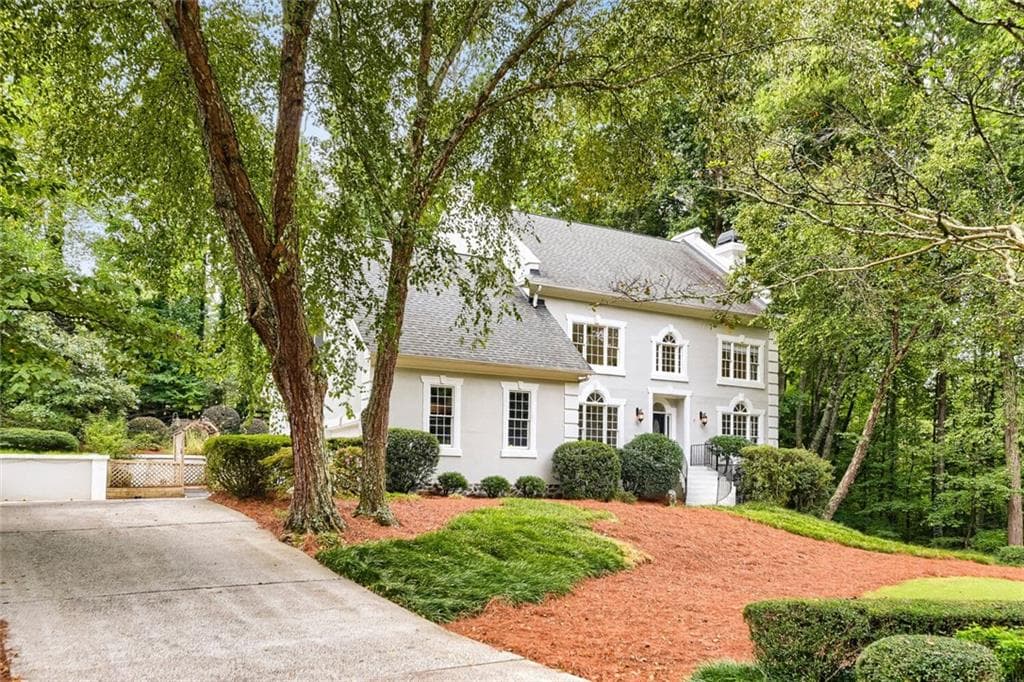 6 bedroom, 6 bathroom, 6,124 sq ft single family residence for sale at 5830 Plantation Drive, Roswell, GA 30075 — photo 3