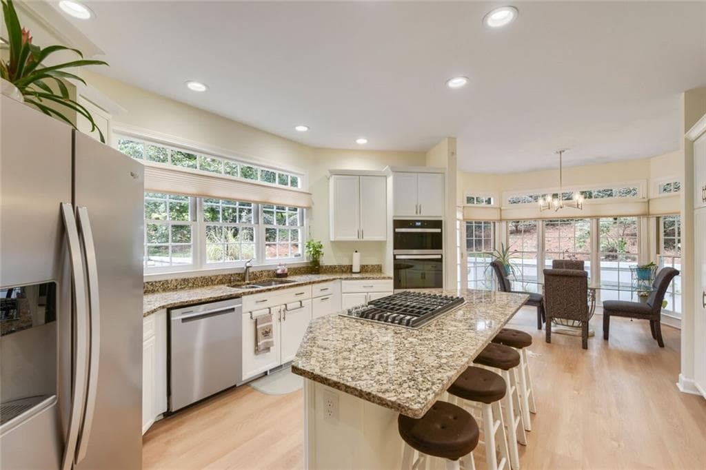 6 bedroom, 6 bathroom, 6,124 sq ft single family residence for sale at 5830 Plantation Drive, Roswell, GA 30075 — photo 6
