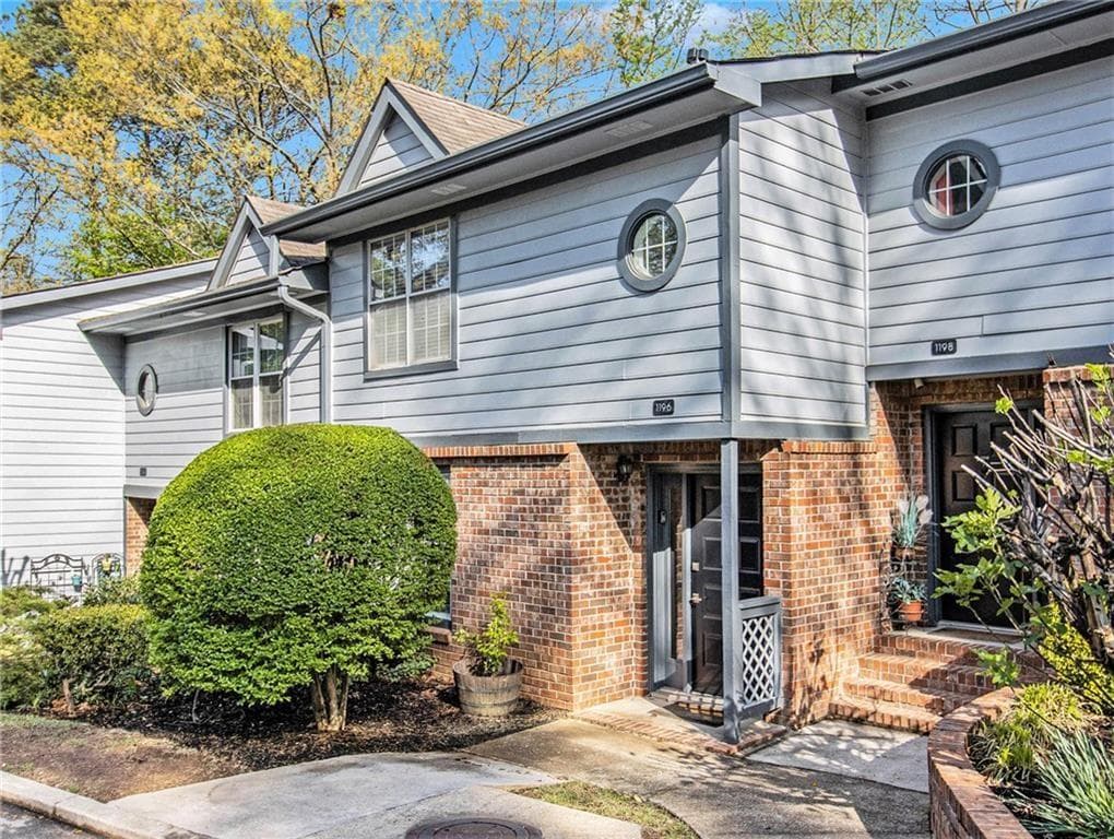 3 bedroom, 4 bathroom, 1,585 sq ft condominium for sale at 1196 Weatherstone Drive, Atlanta, GA 30324 — photo 2