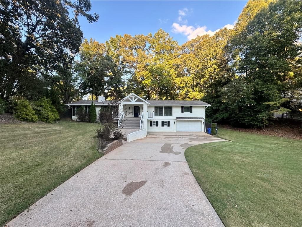 4 bedroom, 3 bathroom, 3,336 sq ft single family residence for sale at 530 E Lake Drive, Gainesville, GA 30506 — photo 2