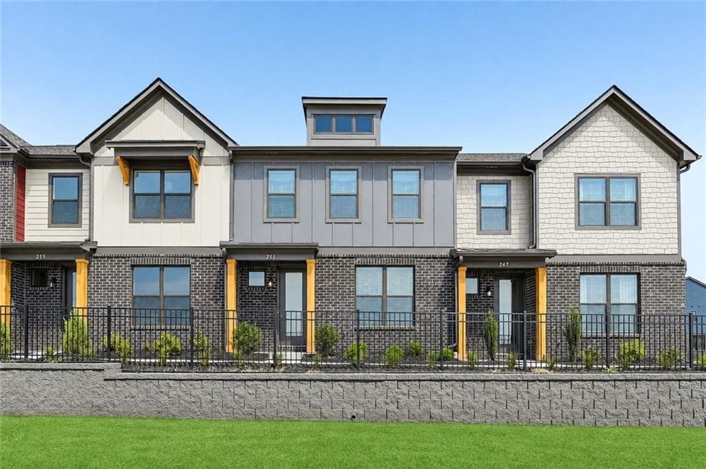 3 bedroom, 3 bathroom, 1,665 sq ft townhouse for sale at 223 Barracks Way, Hoschton, GA 30548