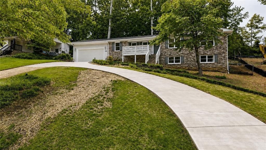 5 bedroom, 4 bathroom, 3,148 sq ft single family residence for sale at 4304 Lindsey Way, Roswell, GA 30075 — photo 2