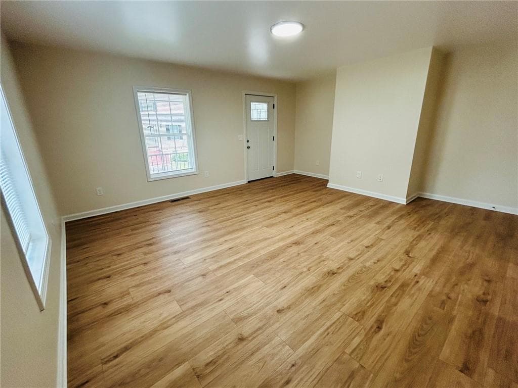 1 bedroom, 1 bathroom, 925 sq ft townhouse for rent at 28 Spring Street, Gainesville, GA 30501 for $1,350 a month — photo 3