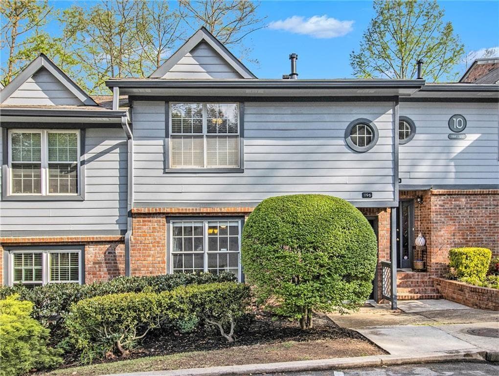 3 bedroom, 4 bathroom, 1,585 sq ft condominium for sale at 1196 Weatherstone Drive, Atlanta, GA 30324