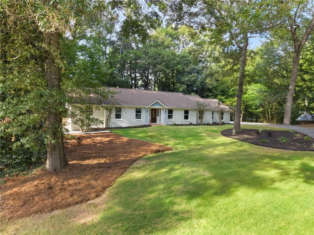 5 bedroom, 4 bathroom, 3,203 sq ft single family residence for sale at 860 Landmark Drive, Sandy Springs, GA 30342 — photo 2