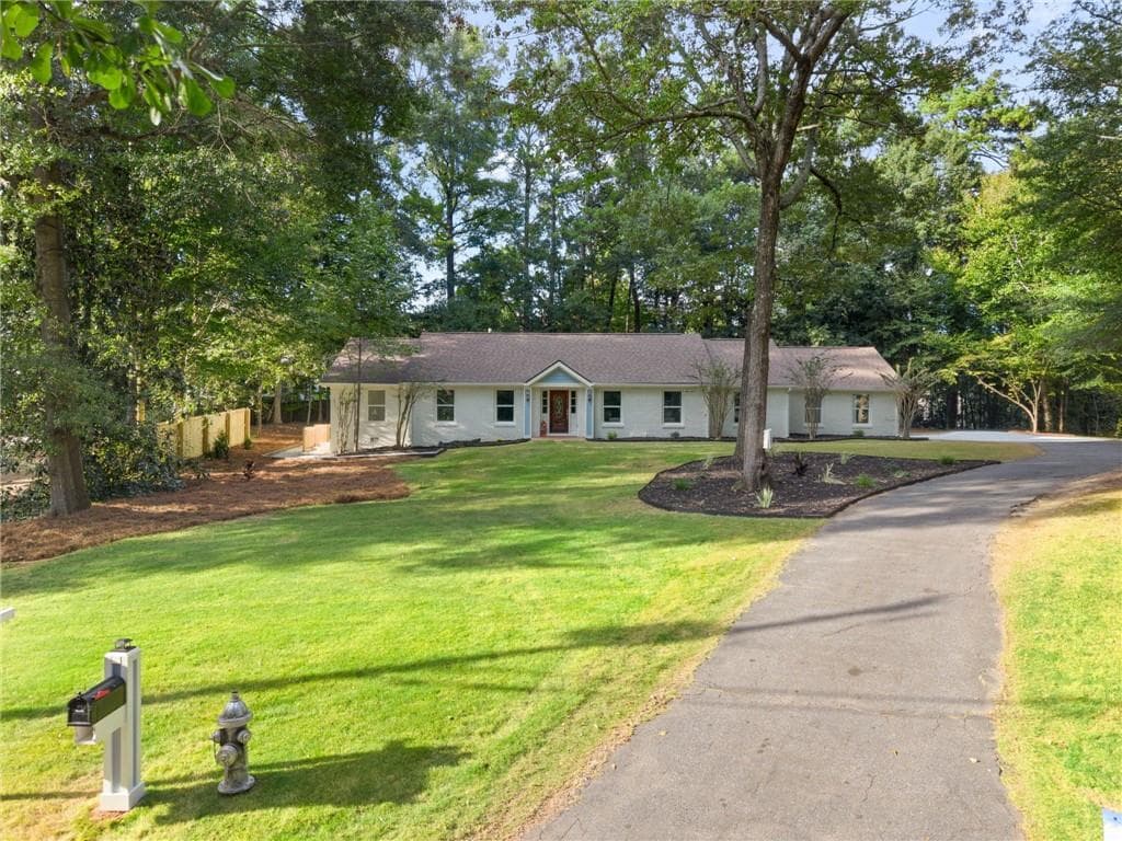 5 bedroom, 4 bathroom, 3,203 sq ft single family residence for sale at 860 Landmark Drive, Sandy Springs, GA 30342 — photo 3