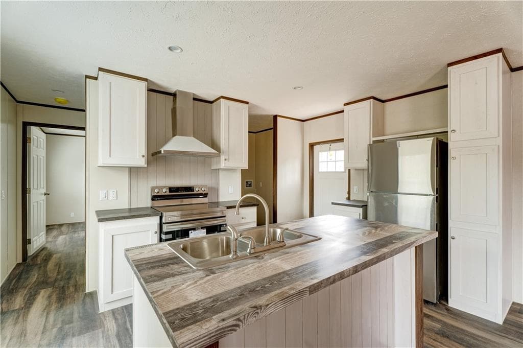 3 bedroom, 2 bathroom, 1,216 sq ft single family residence for sale at 30 Crooked Court, Ellijay, GA 30540 — photo 2