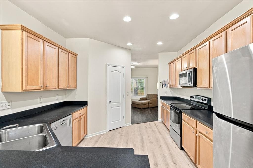 3 bedroom, 3 bathroom, 2,059 sq ft townhouse for sale at 2747 Cedar Drive, Lawrenceville, GA 30043 — photo 9