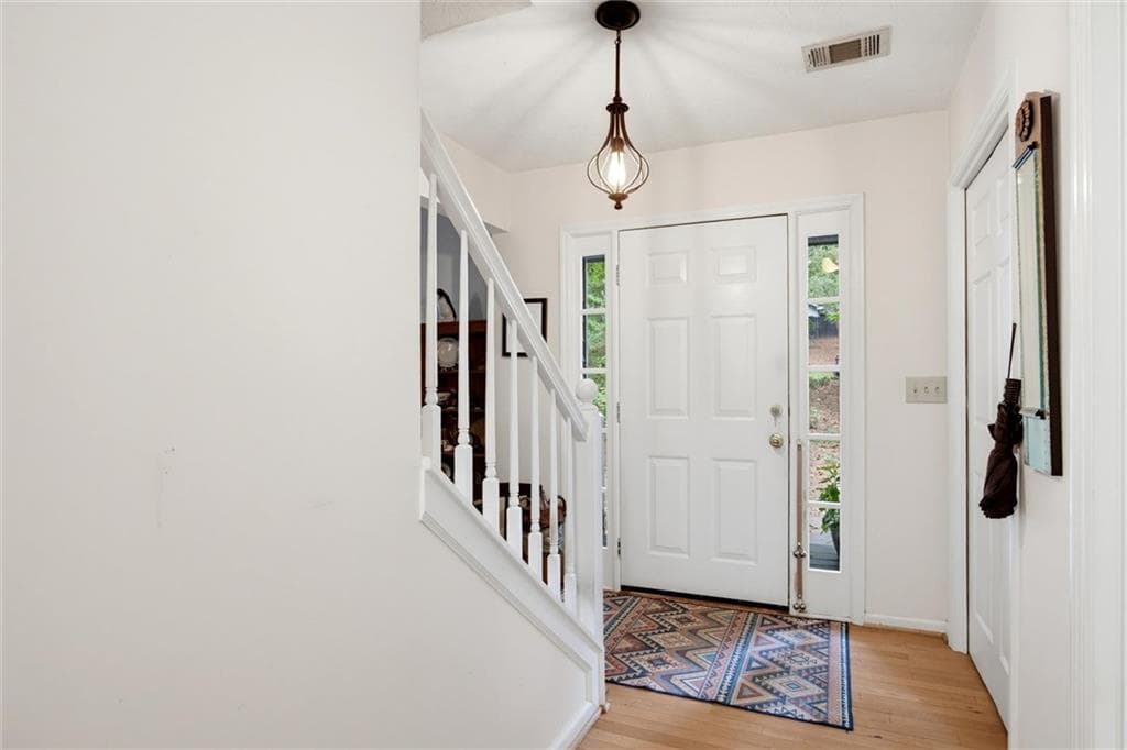 4 bedroom, 3 bathroom, 2,543 sq ft single family residence for sale at 11675 Northgate Trail, Roswell, GA 30075 — photo 2