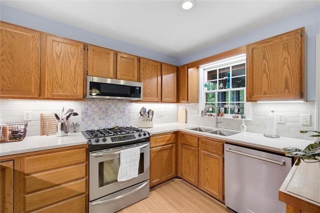 4 bedroom, 3 bathroom, 2,543 sq ft single family residence for sale at 11675 Northgate Trail, Roswell, GA 30075 — photo 9