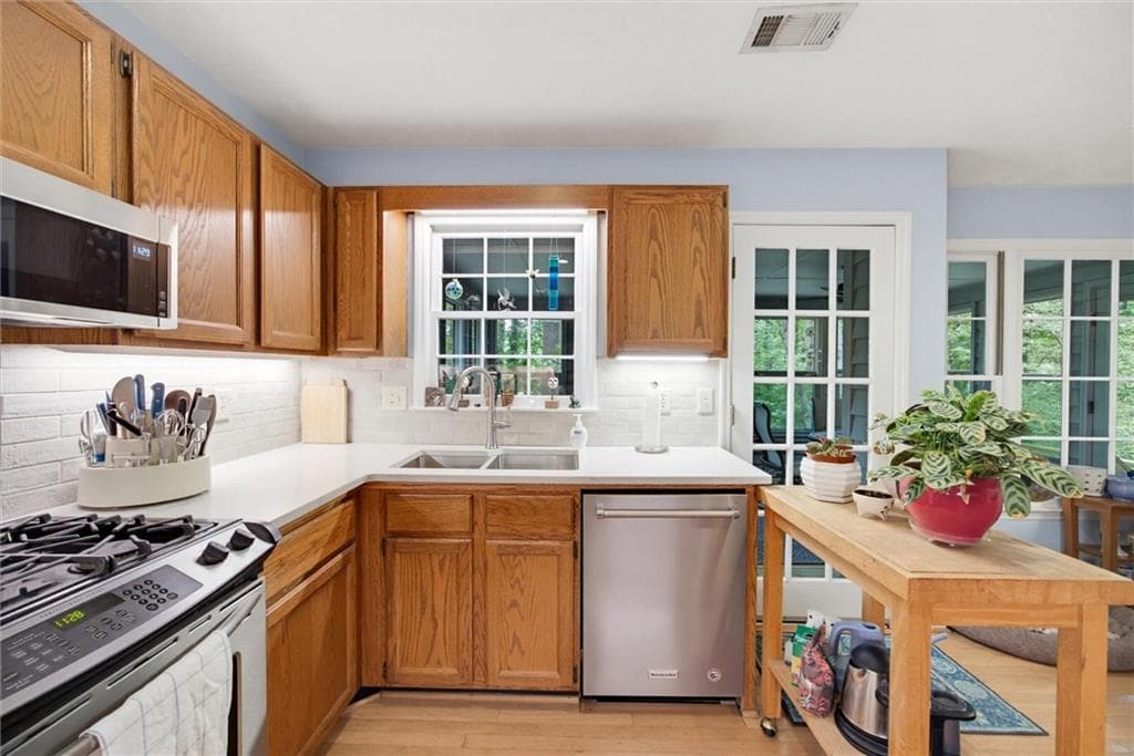 4 bedroom, 3 bathroom, 2,543 sq ft single family residence for sale at 11675 Northgate Trail, Roswell, GA 30075 — photo 10