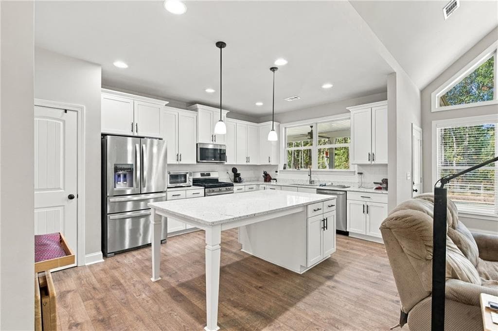 4 bedroom, 3 bathroom, 2,417 sq ft single family residence for sale at 10 Stratford Way, Kingston, GA 30145 — photo 2