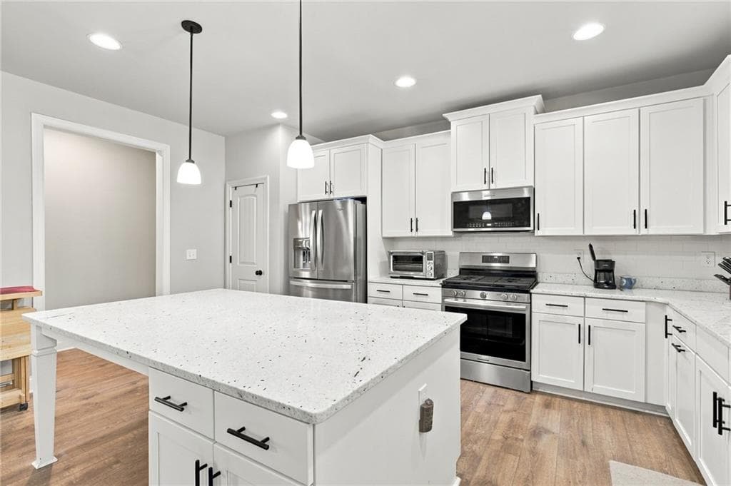 4 bedroom, 3 bathroom, 2,417 sq ft single family residence for sale at 10 Stratford Way, Kingston, GA 30145 — photo 3