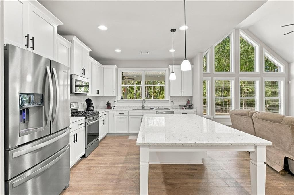 4 bedroom, 3 bathroom, 2,417 sq ft single family residence for sale at 10 Stratford Way, Kingston, GA 30145 — photo 4