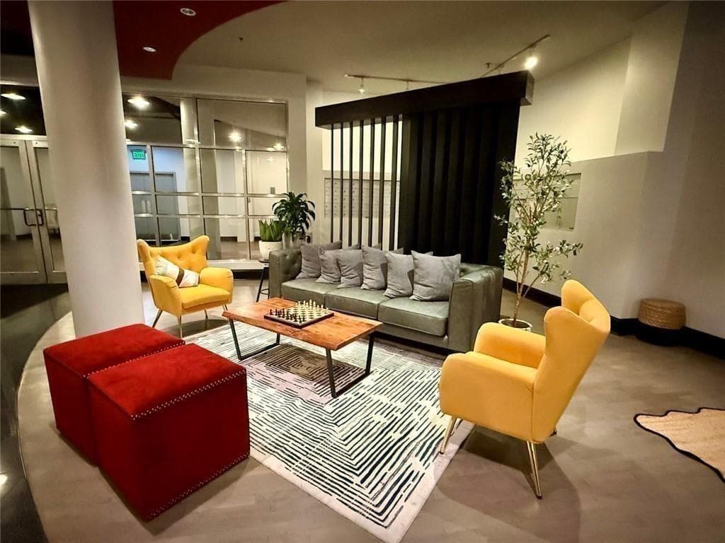 1 bedroom, 1 bathroom, 889 sq ft condominium for sale at 115 W Peachtree Place 509, Atlanta, GA 30313 — photo 1 of 17